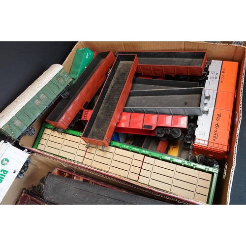 41 - 70 O gauge items of rolling stock to include various makers and kit built examples, plastic, metal a... 