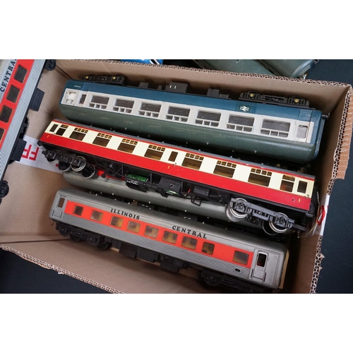 44 - 10 O gauge items of rolling stock, all coaches, plus a set of 3 connected coaches with custom power ... 