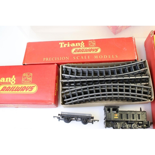 106 - Collection of boxed Triang OO gauge model railway to include R3M set with locomotive, R71 Footbridge... 