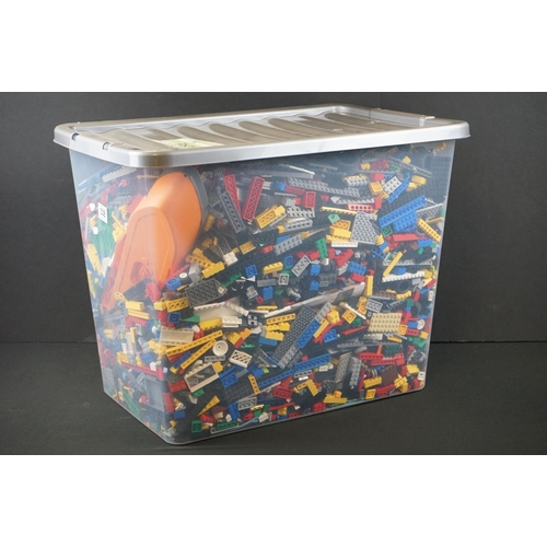 338 - Lego - Large collection of Lego bricks and accessories featuring various colours