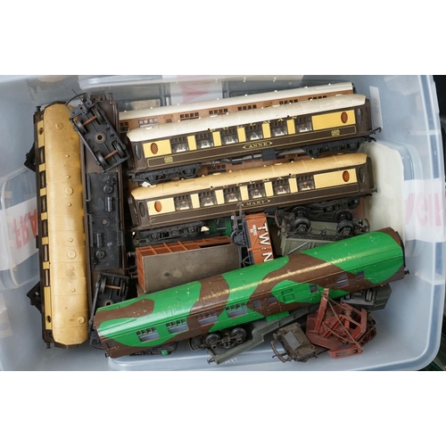 58 - Around 30 OO gauge items of rolling stock to include Triang and Wrenn examples