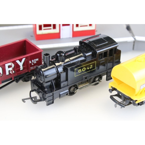 119 - Group of Hornby OO gauge model railway to include 6042 0-4-0 locomotive, 3 x items of rolling stock,... 