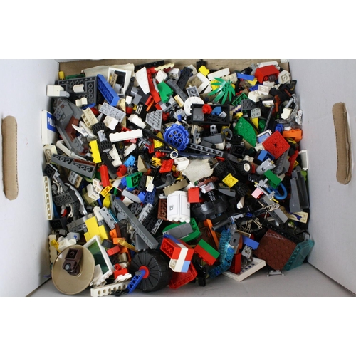 295 - Lego - Large quantity of built and unbuild Lego featuring Star Wars, Ninjago, City, etc with mini fi... 