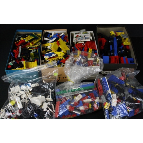 227A - Lego - Large collection of 80s Lego to include built & part built sets featuring vehicles, buildings... 