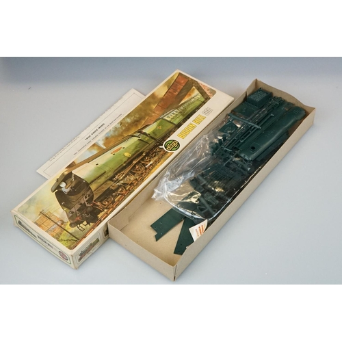 111 - Quantity of OO gauge model railway to include 4 x locomotives (2 x Hornby GWR 43005, Hornby GWR 101 ... 