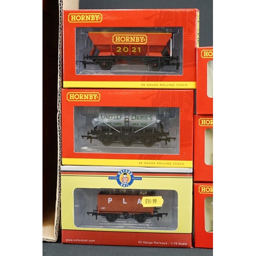 33 - Ex shop stock - 31 Boxed Hornby OO gauge items of rolling stock 3 x R40132A, 3 x R40131, 4 x R40124,... 
