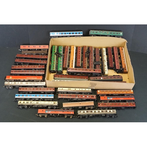 59 - Collection of 38 OO gauge items of rolling stock to include Mainline, Kitmaster, Lima, Airfix, Hornb... 
