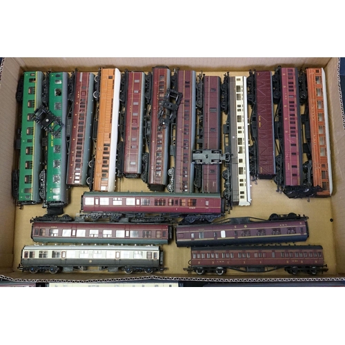59 - Collection of 38 OO gauge items of rolling stock to include Mainline, Kitmaster, Lima, Airfix, Hornb... 