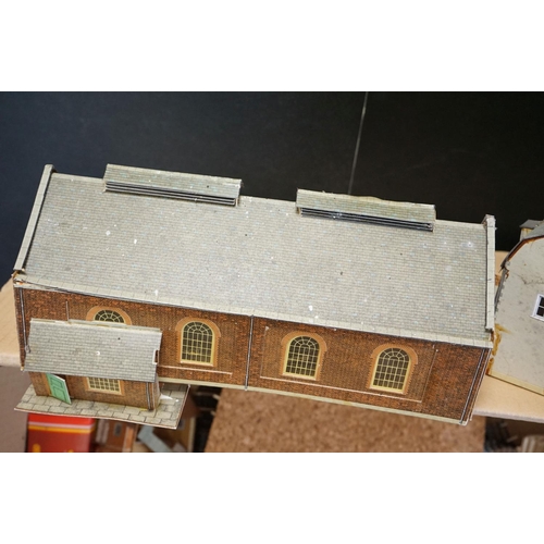 124 - Quantity of OO gauge model railway to include many card trackside buildings, boxed Hornby R518 Signa... 