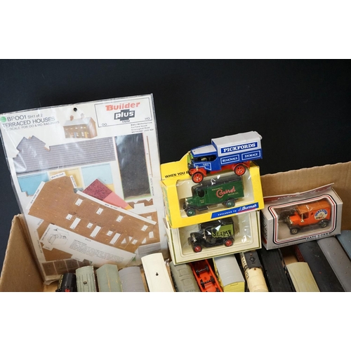 134 - Quantity of OO gauge model railway to include 32 x items of rolling stock, 4 x boxed Hornby Silver S... 