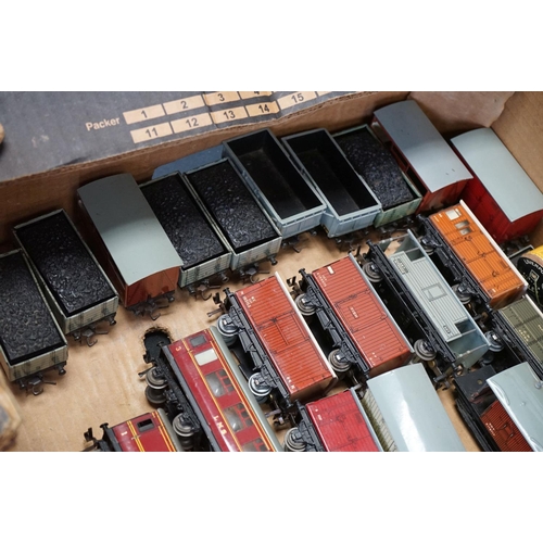 135 - Around 46 Hornby Dublo items of rolling stock to include 10 x boxed examples, features tankers, coac... 
