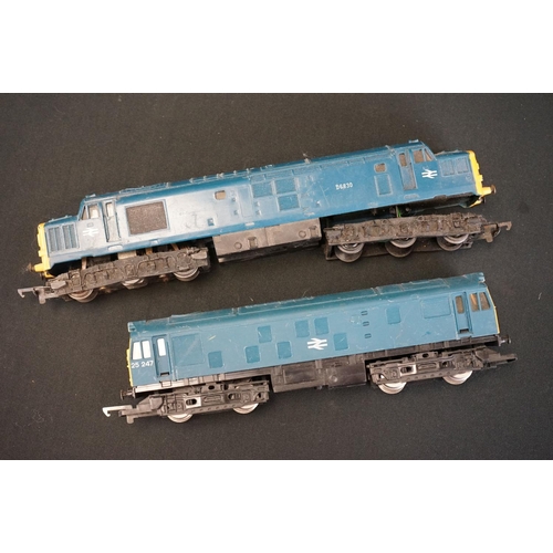 142 - Group of OO gauge model railway to include Triang R751 (loose parts) and Hornby BR 25247 locomotives... 