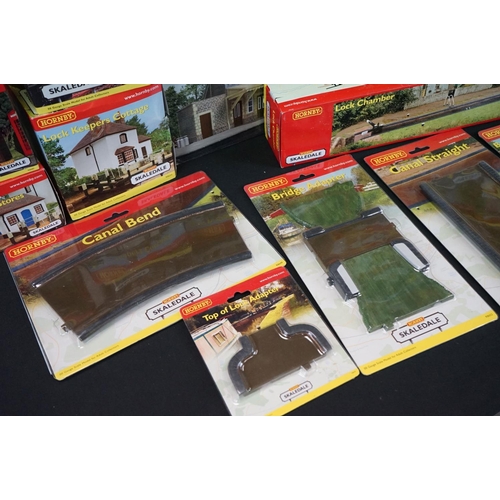 68 - 29 Boxed / Carded Hornby Skaledale OO gauge trackside buildings & accessories to include 2 x GWR Sta... 