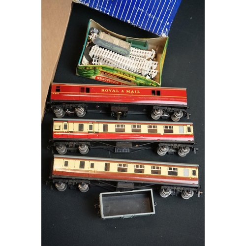 84 - Nine boxed Hornby Dublo accessories to include D1 Turntable, D1 Island Platform, 2 x D1 Footbridge, ... 