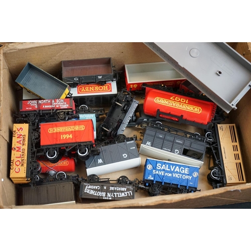 92 - Quantity of OO gauge model railway to include 19 x items of rolling stock (various makers), tracksid... 