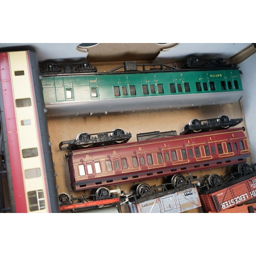 97 - Collection of 24 OO gauge items of rolling stock to include Grafar, Triang, Lima, Hornby etc featuri... 