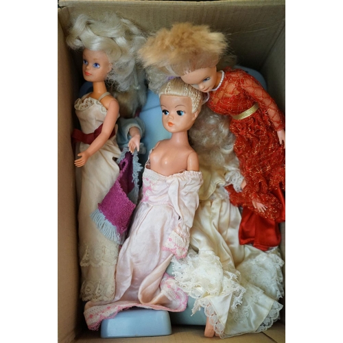 201 - Sindy - Five Sindy fashion dolls, clothed and stamped 033055X, together with a quantity of Sindy fur... 