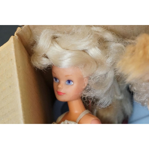 201 - Sindy - Five Sindy fashion dolls, clothed and stamped 033055X, together with a quantity of Sindy fur... 
