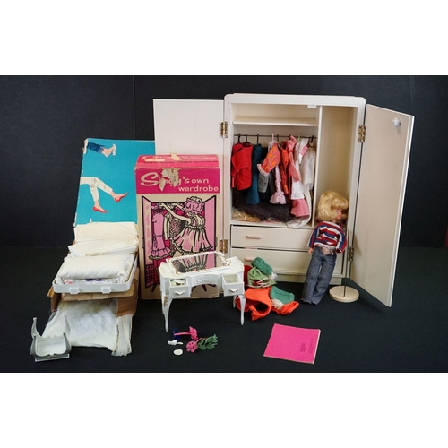 224 - Sindy - Collection of original Pedigree Sindy to include 2 x dolls (1 x on stand, no marks to neck o... 