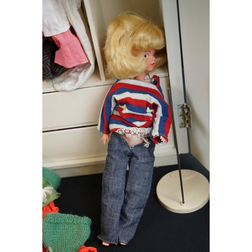 224 - Sindy - Collection of original Pedigree Sindy to include 2 x dolls (1 x on stand, no marks to neck o... 
