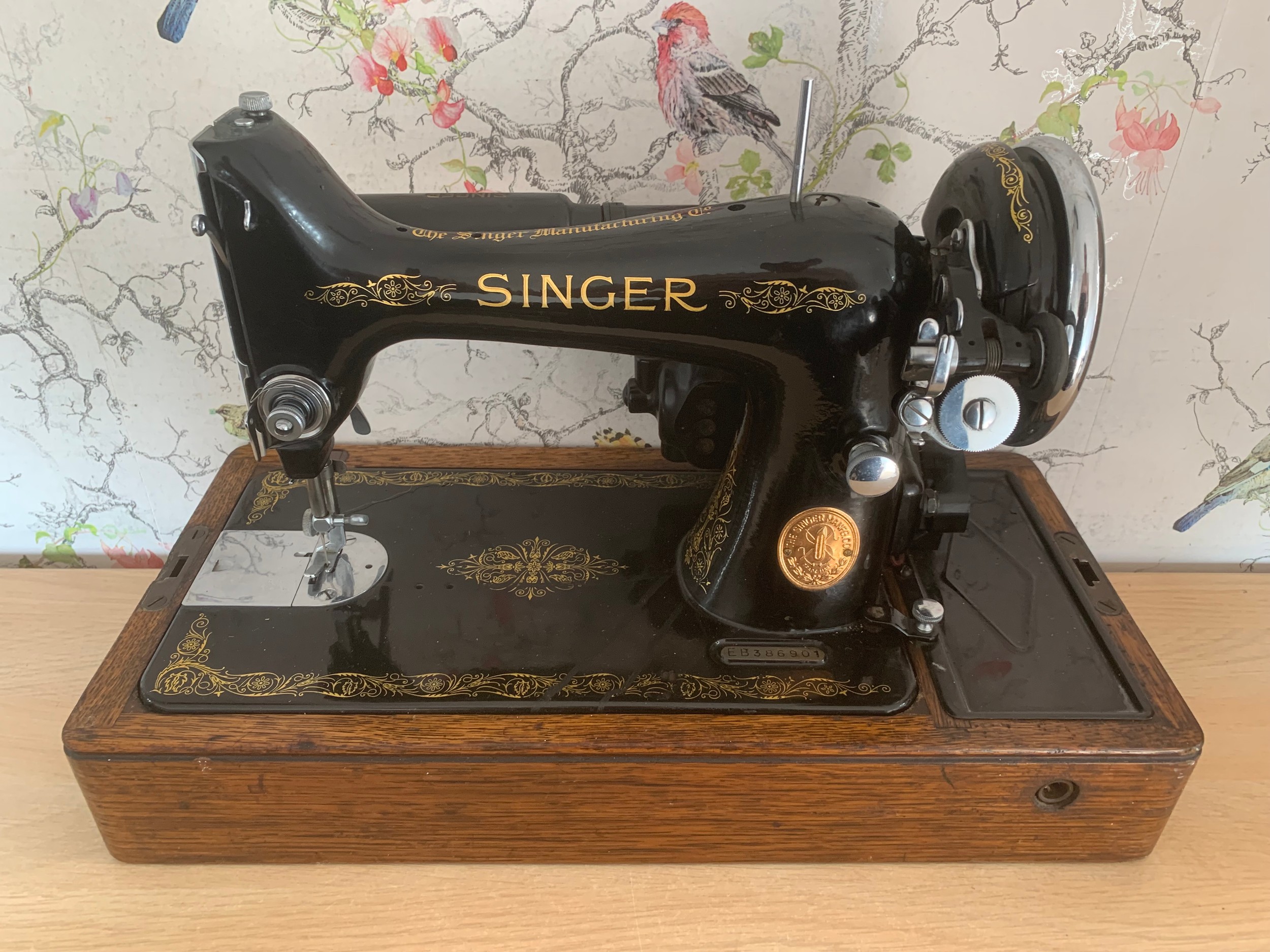 Singer Sewing Machine & Wood Carry Case (collection only for this item)