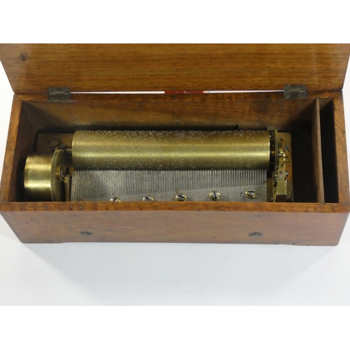 441 - A 19th century Swiss music box in mahogany case, single comb movement numbered 10985. 34 x 14 x 10 c... 