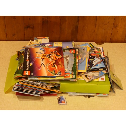 An extensive collection of Lego instruction pamphlets. | Barnebys