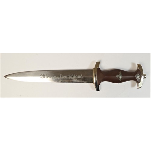 215 - A German Third Reich style SA dagger, inscribed to blade and marked RZM M7/85, 22 cm, scabbard
This ... 
