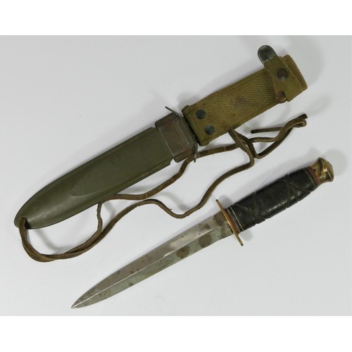 375 - An American USM8 BMCO bayonet knife, with metal scabbard and material fitting, blade 17cm.