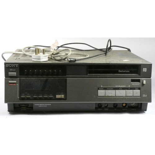 40 - A Sony Betamax C6.UB Mark II Betamax player/recorder.
