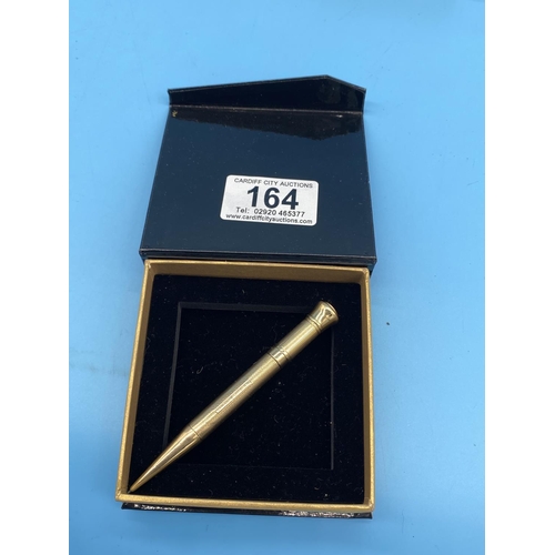 164 - A 9k gold propelling pencil marked 9k and 375