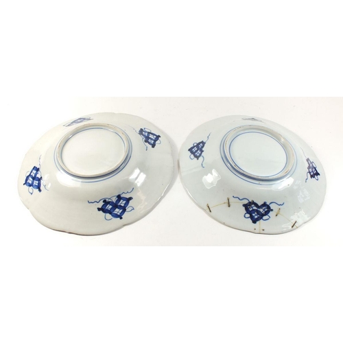 32 - A pair of 19th century Japanese Imari dishes with floral decoration, 33cm diameter