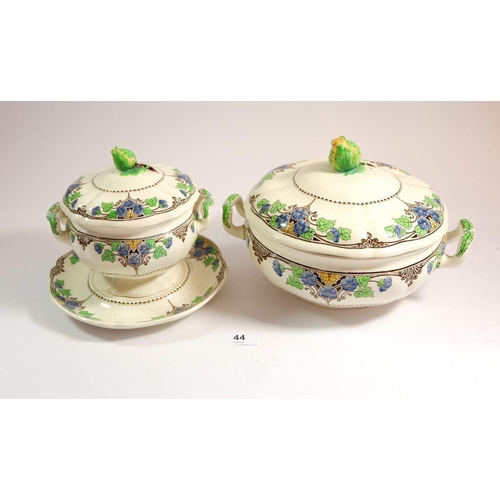 44 - Wedgewood primula dinner service comprising two tureens a sauce tureen six small dinner plates six b... 