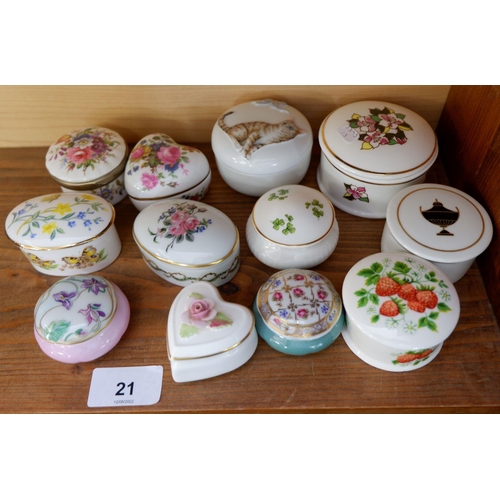 21 - A collection of decorative porcelain boxes