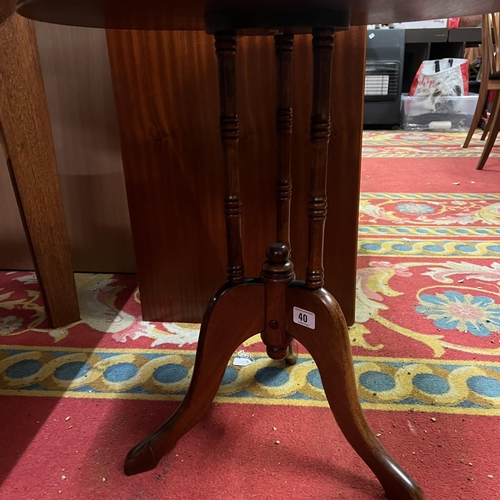 40 - Centre pedestal side table with gallery rail