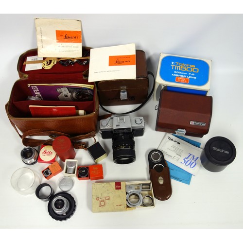 62 - A Nikkorex camera with zoom in original leather case, two Leica lenses, a Zeiss gauge, Leitz accesso... 