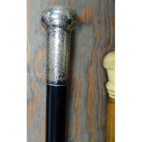 93 - George V silver mounted ebonized walking cane with an engraved pommel, by R?F, CF, London 1918, H 91... 
