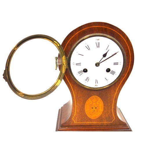83 - Edwardian mantel clock with a white enamelled circular dial, black Roman numerals enclosing an 8-day... 