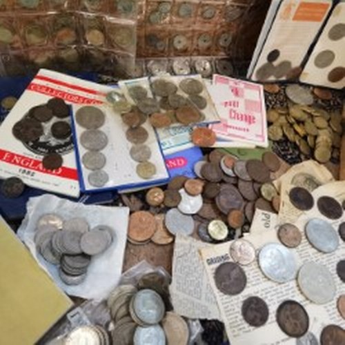 14 - A large collection of British 19th/20th century coinage to include a quantity of Victorian farthings... 