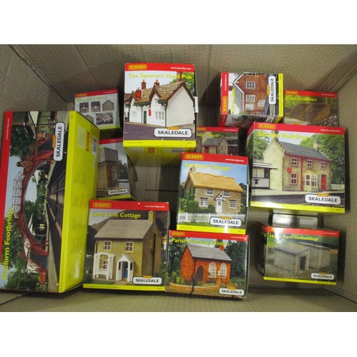 50 - Hornby Skaledale model buildings, a bridge, a water tower, coal staithes and other items (15)
Locati... 