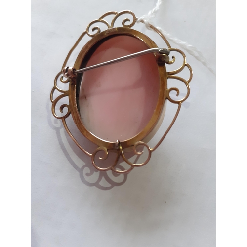 14 - A 9ct gold framed coral cameo brooch A/F
Condition: There is a crack to the coral
Location: CAB