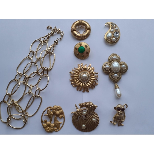 15 - Late 20th Century gold tone costume jewellery, mainly Contemporary and ornate brooches to include a ... 