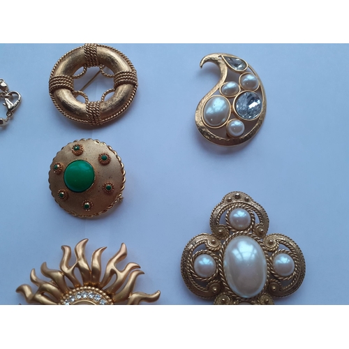 15 - Late 20th Century gold tone costume jewellery, mainly Contemporary and ornate brooches to include a ... 