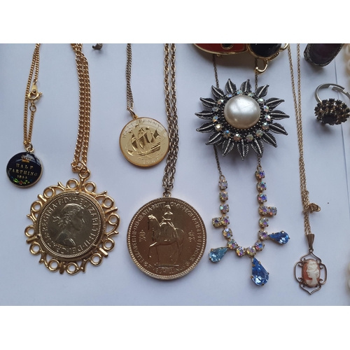 18 - A quantity of vintage and modern costume jewellery to include paste brooches, faux pearls, a Jaeger ... 