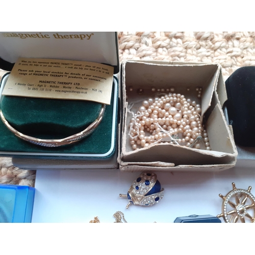 18 - A quantity of vintage and modern costume jewellery to include paste brooches, faux pearls, a Jaeger ... 