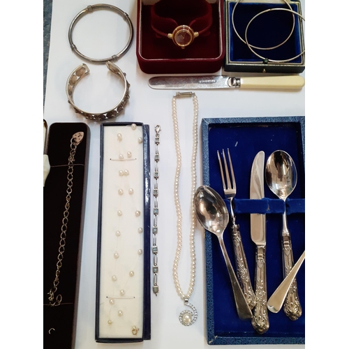 61 - Mixed modern jewellery and silver items to include silver bangles, a silver bracelet with aquamarine... 