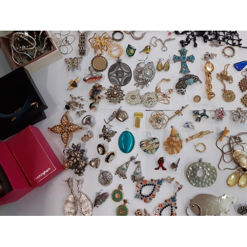 38 - A mixed lot of costume jewellery to include brooches, rings and earrings, a modern Sea Gems cloisonn... 
