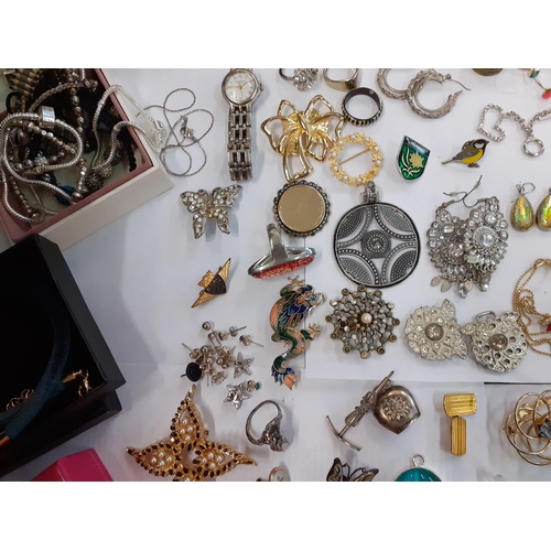 38 - A mixed lot of costume jewellery to include brooches, rings and earrings, a modern Sea Gems cloisonn... 
