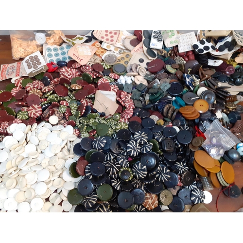 38 - Vintage buttons to include Art Deco paper mache buttons in blues, reds, greens and browns, a large q... 