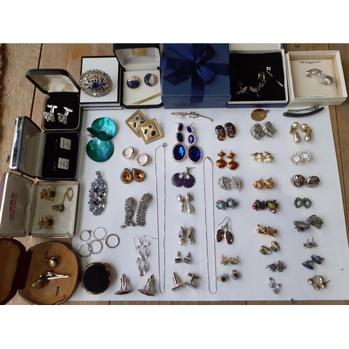 58 - Costume jewellery comprising earrings to include Suzanne Bjontegard blue and white crystal examples,... 